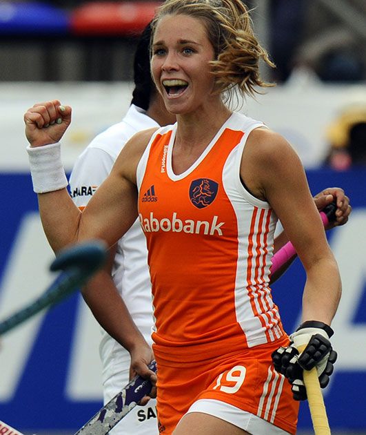 Beautiful Female Athletes Dominating Their Sports And Magazine Covers,Caramel Blonde Balayage Dark Roots Short Hair